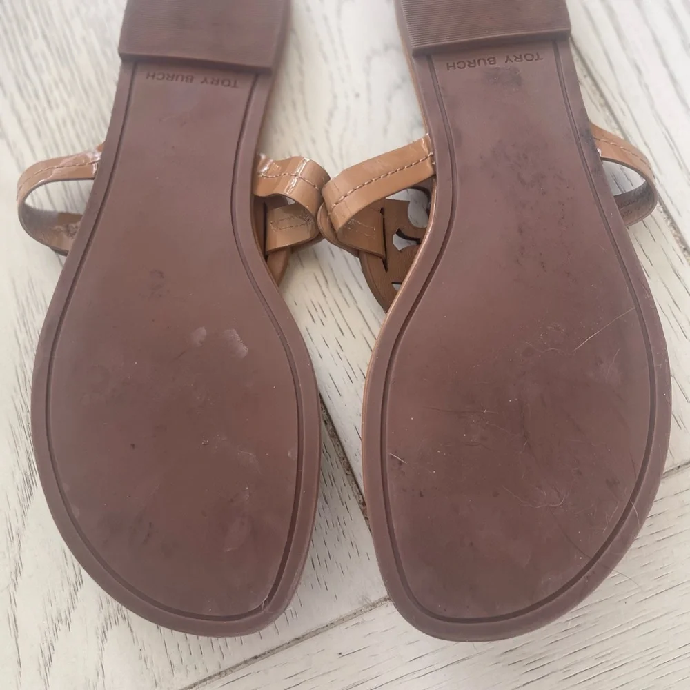 Tory Burch Tan Miller Sandals Iconic Glossy Patent Leather Design - Picture 10 of 10